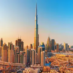 Widok panoramy Dubaju z dominującym drapaczem chmur Burj Khalifa o zachodzie słońca.