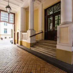 Dlaczego dawniej budowano wysokie mieszkania? Odkryj ich znaczenie i funkcje