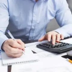 Kto płaci podatek przy sprzedaży mieszkania? Ważne informacje i ulgi