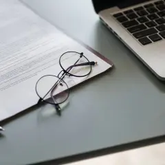 Jakie dokumenty do notariusza przy sprzedaży mieszkania musisz mieć, aby uniknąć problemów?