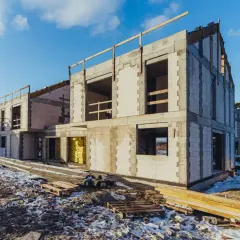 Fasada budynku co to? Poznaj jej znaczenie i funkcje w architekturze