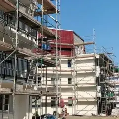 Co wchodzi w skład elewacji budynku? Kluczowe elementy i materiały