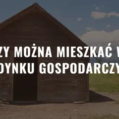 Drewniany budynek gospodarczy na tle gór i nieba.