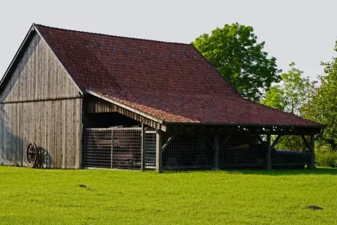 Budynek gospodarczy 300m2 na zgłoszenie - co musisz wiedzieć?
