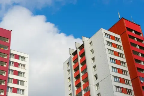 Pod kogo podlega spółdzielnia mieszkaniowa? Kluczowe informacje prawne