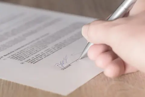 Przegląd techniczny budynku: umowa o dzieło czy zlecenie? Sprawdź!