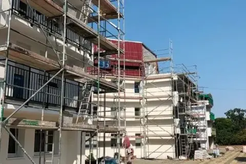 Co wchodzi w skład elewacji budynku? Kluczowe elementy i materiały