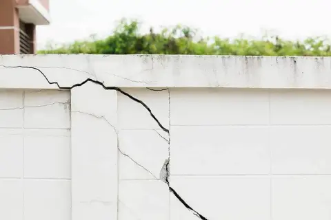 Osiadanie budynku ile cm? Poznaj przyczyny i skutki osiadania