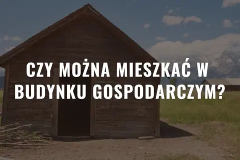 Drewniany budynek gospodarczy na tle gór i nieba.