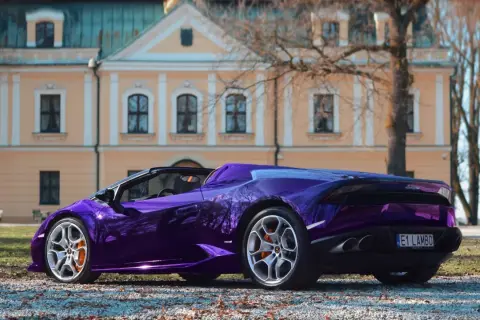 Ile kosztuje wynajem lamborghini? Sprawdź ceny i ukryte koszty