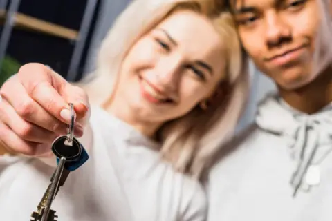 Ile bierze agencja za wynajem mieszkania? Sprawdź ukryte koszty