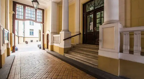 Dlaczego dawniej budowano wysokie mieszkania? Odkryj ich znaczenie i funkcje