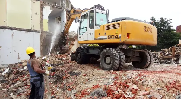 Ile kosztuje wyburzenie budynku gospodarczego? Poznaj ukryte koszty
