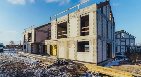 Fasada budynku co to? Poznaj jej znaczenie i funkcje w architekturze