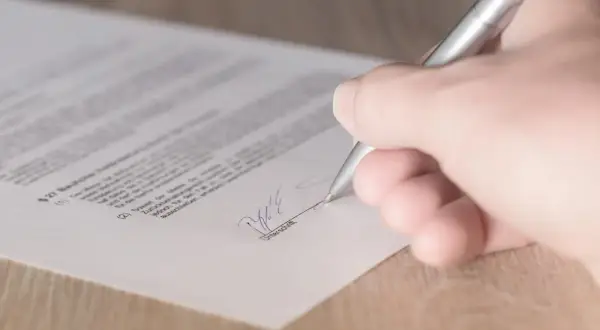 Przegląd techniczny budynku: umowa o dzieło czy zlecenie? Sprawdź!