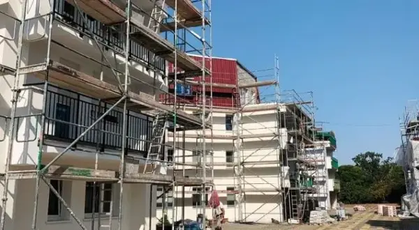 Co wchodzi w skład elewacji budynku? Kluczowe elementy i materiały