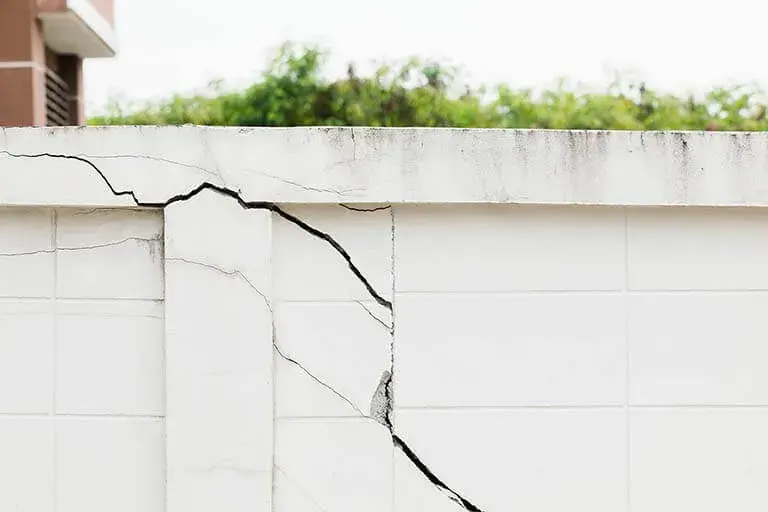 Osiadanie budynku ile cm? Poznaj przyczyny i skutki osiadania