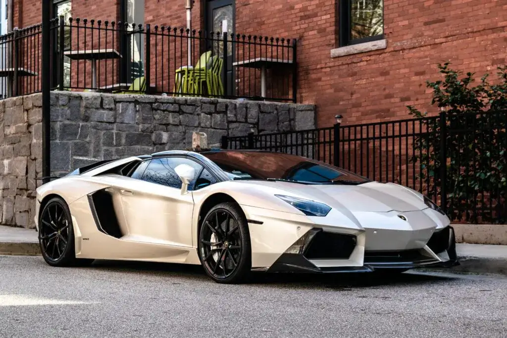 Zdjęcie Ile kosztuje wynajem lamborghini? Sprawdź ceny i ukryte koszty