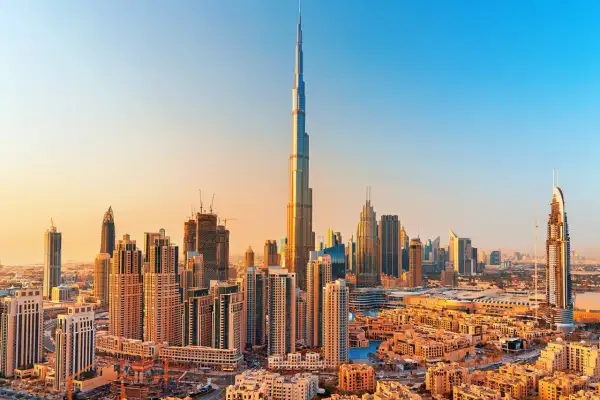 Widok panoramy Dubaju z dominującym drapaczem chmur Burj Khalifa o zachodzie słońca.