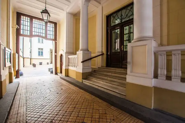 Dlaczego dawniej budowano wysokie mieszkania? Odkryj ich znaczenie i funkcje